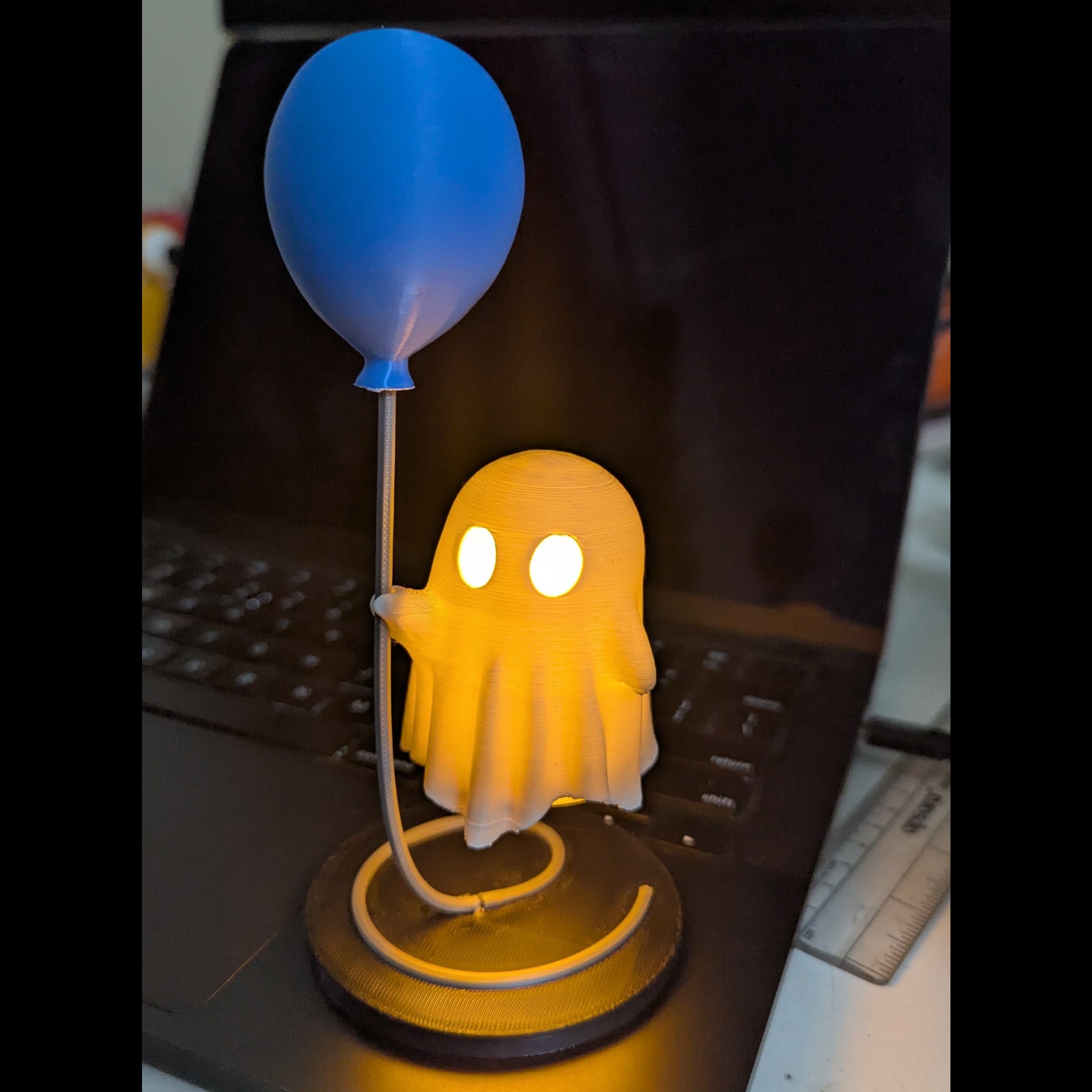 Ghost balloon lamp
